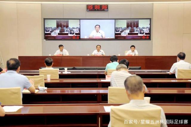 福州工人因酷似陈小春引起热议，澄清与其无亲缘关系